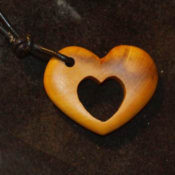 bijou en bois recyclé (buis) forme coeur