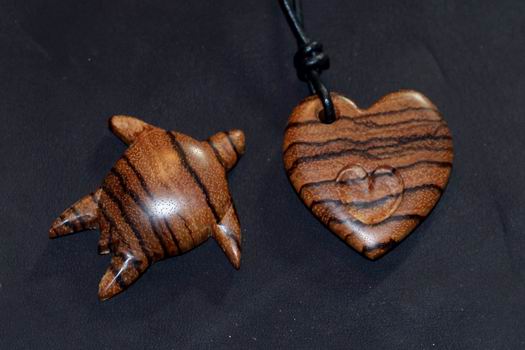 bijoux représentant une tortue et un coeur en bois zebrano recyclé